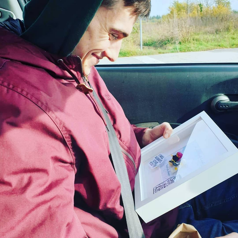Fotografija kupca s personaliziranim O’kvirom