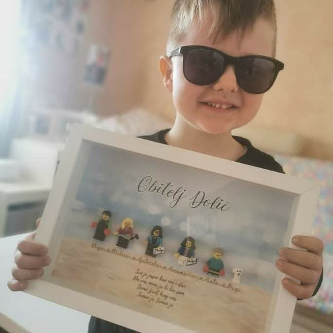 Fotografija kupca s personaliziranim O’kvirom