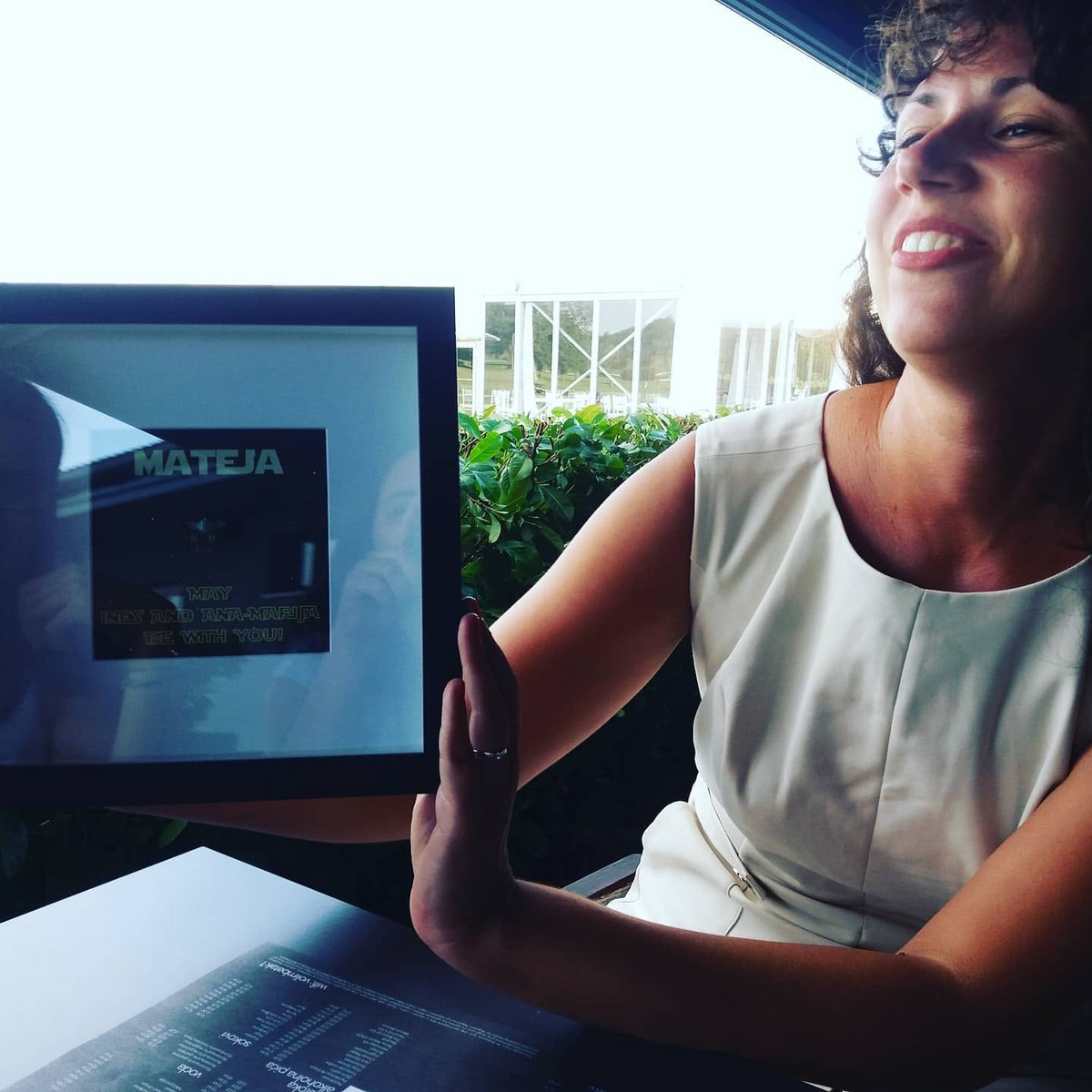 Fotografija kupca s personaliziranim O’kvirom