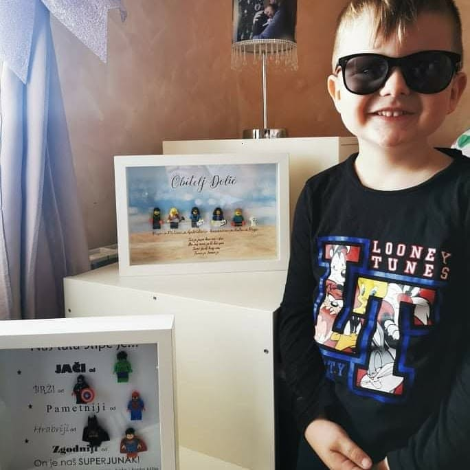 Dječak sa sunčanim naočalama i personaliziranim O’kvirima